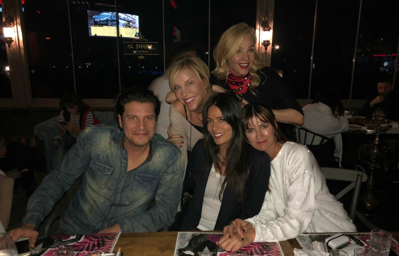 Eski mankenler yemekte buluştu!