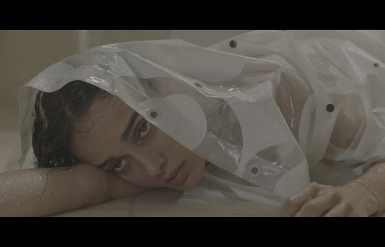 "Biz Size Döneriz" filminden şok görüntüler! Genç oyuncu banyoda bayıldı!