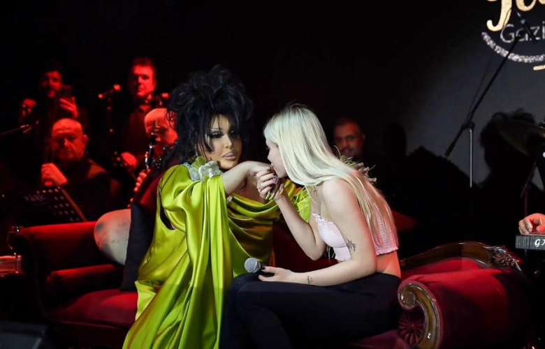 Aleyna Tilki, Bülent Ersoy'un elini öptü