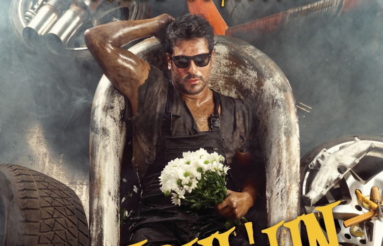 Burak Özçivit tek kişilik oyunla tiyatro sahnesinde