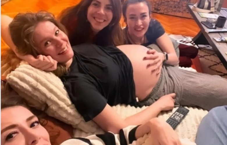 Burcu Biricik'ten arkadaşlarıyla bebek pozu