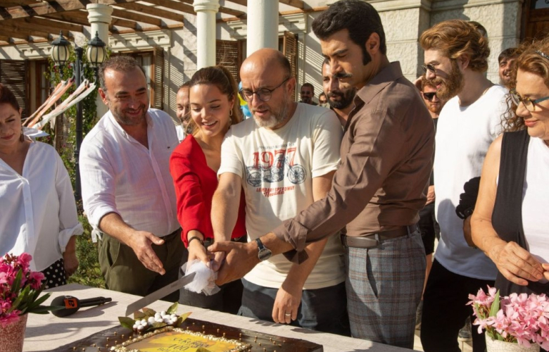 Bir Zamanlar Çukurova'daki küslük pasta kesimine yansıdı! 2 ayrı ekip 2 kutlama pastası kesti! İşte detaylar! 