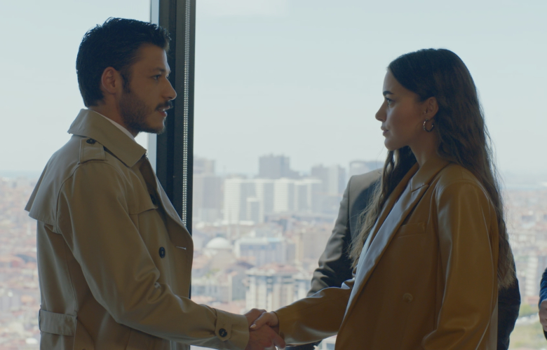 MERAKLA BEKLENEN ‘CAM TAVANLAR’ DİZİSİNDEN YENİ BİR TANITIM DAHA İZLEYİCİYLE BULUŞTU