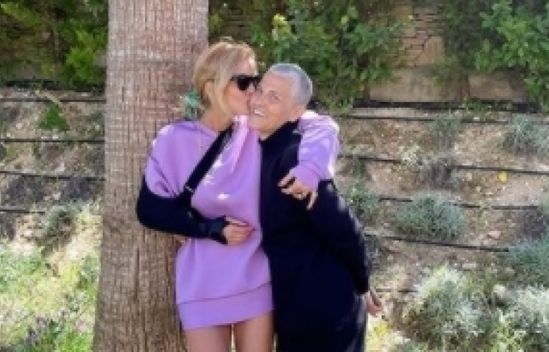 Çağla Şikel elini kırdı!