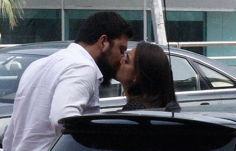 Ünlü oyuncu sevgilisiyle dudak dudağa.