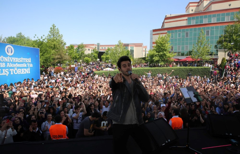 Öğrenciler Cem Belevi ile coştu