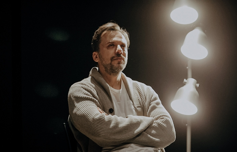 Serkan Altunorak’ın tek kişilik oyunu ‘Dalgakıran/Sea Wall’un prömiyeri ünlü isimleri ağırladı