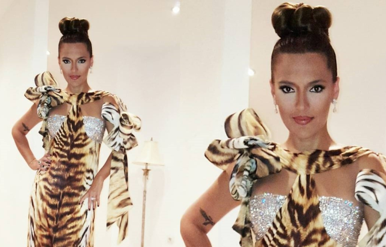 Demet Akalın kıyafetiyle Bodrum'da göz kamaştırdı.