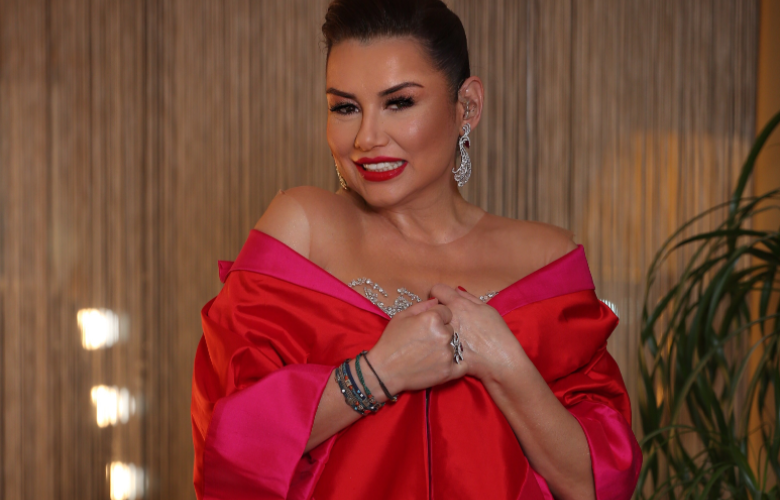 Şarkıları kendisine söyleyen kadın Deniz Seki...