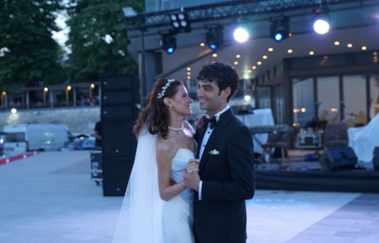 Ünlü oyuncu nikah masasına oturdu
