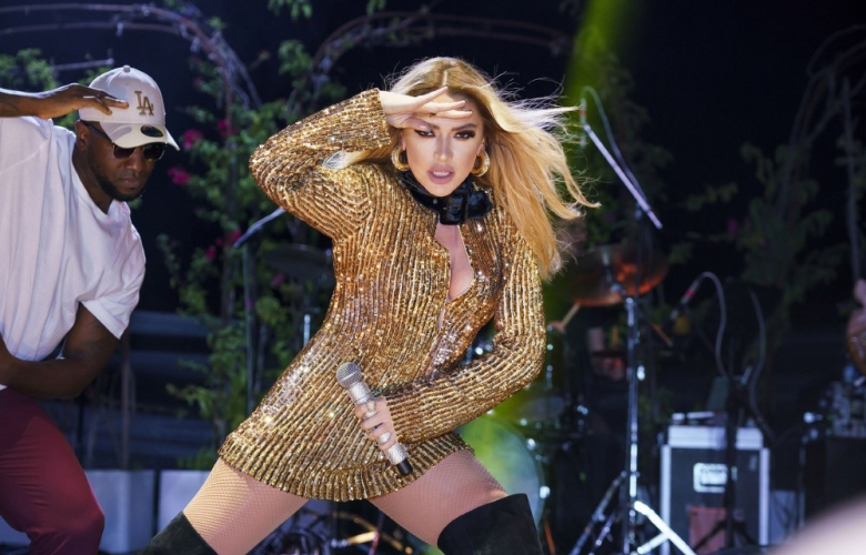 Sahnede altın kız Hadise