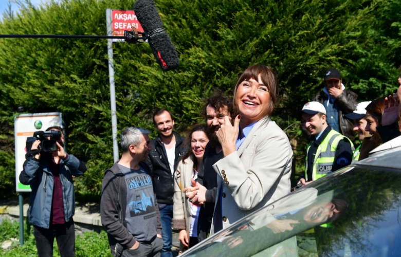 Ünlüler dikkat! Demet Akbağ havada, karada, suda şakalamaya geliyor!