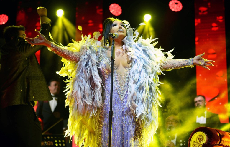 Bülent Ersoy'dan muhteşem Konya konseri! 800 kişilik salona 1.500 kişi girdi! Diva: "Tarkan olağanüstü yetiştirilmiş bir beyefendi!"