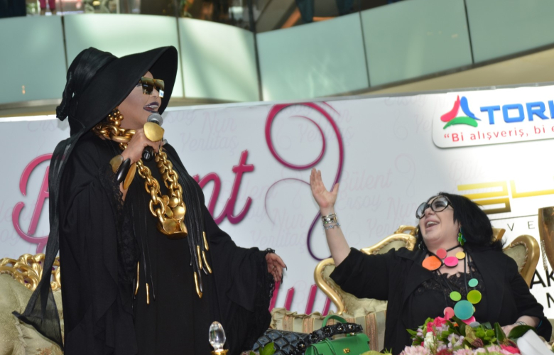 Küstüler, barıştılar. 2 kanki birlikte sahneye çıktılar. Bülent Ersoy ve Nur Yerlitaş.