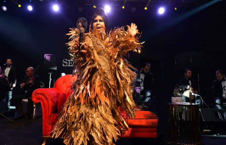 "Diva altın kıyafetiyle yılbaşının en pahalı kadını!