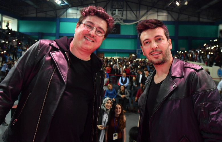 ‘YOL ARKADAŞIM 2’ KAHKAHALARLA YOLA ÇIKTI!  ONUR VE ŞEREF’E KÜTAHYA’DA 5 BİN KİŞİLİK SEVGİ SELİ