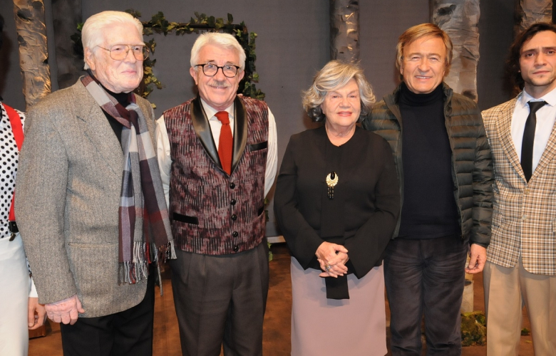 11 yıl aradan sonra tiyatroya dönen Nevra Serezli’yi izlemeye ünlü dostları gitti