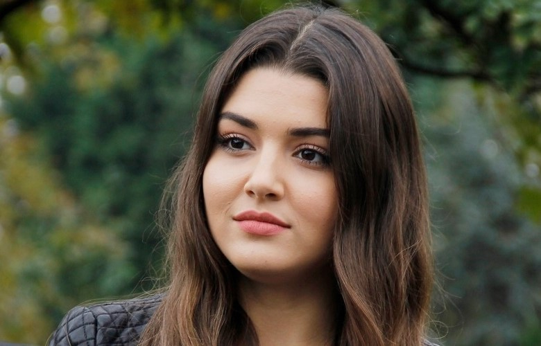 Hande Erçel'in yanındaki gizemli yakışıklı kim?