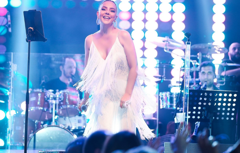 Beyazlar içinde Ebru Gündeş