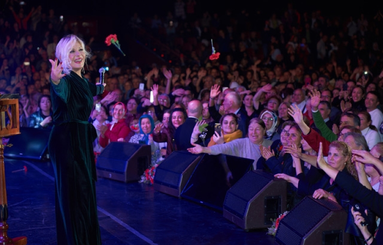 Emel Sayın izdihamı!