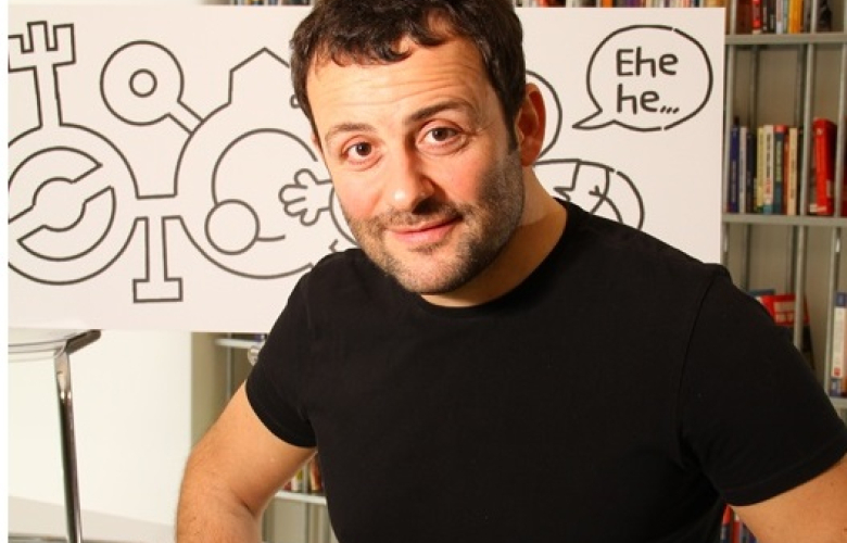 ERDİL YAŞAROĞLU  İKİNCİ KİŞİSEL SERGİSİ  T R A N S A T L A N T İ K  İLE GÖRKEMLİ BİR YOLCULUĞUN KAPILARINI  ARALIYOR