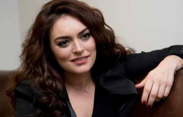 Ezgi Mola ağzını bozdu: Twitter’ımı patlatmaya çalışan g.telek!