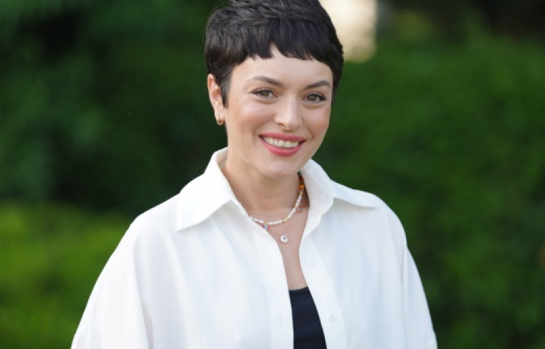 Ezgi Mola öğrencilere destek oldu