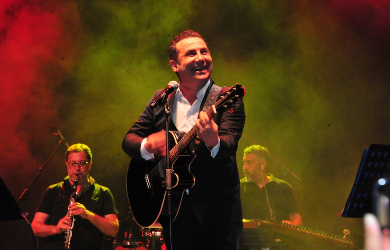 FERHAT GÖÇER ÇEŞME AÇIK HAVA TİYATROSU’NDA BİNLERCE HAYRANI İLE BULUŞTU!