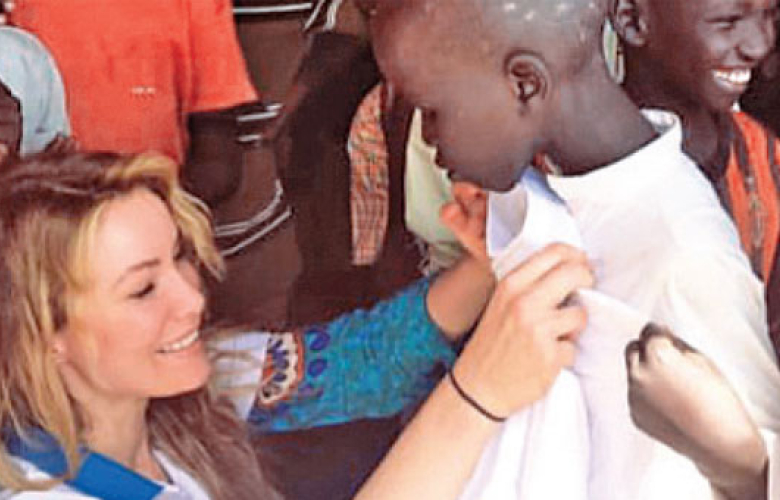 Gamze Özçelik'ten Afrikalı çocuklara bayramlık 