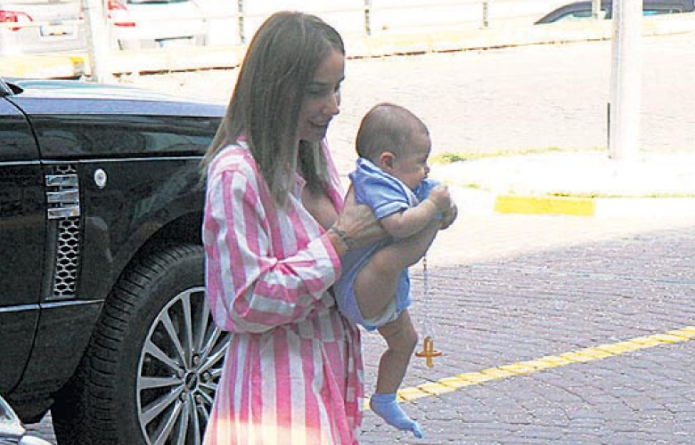 Gülşen’in çocuk tutma şekli!