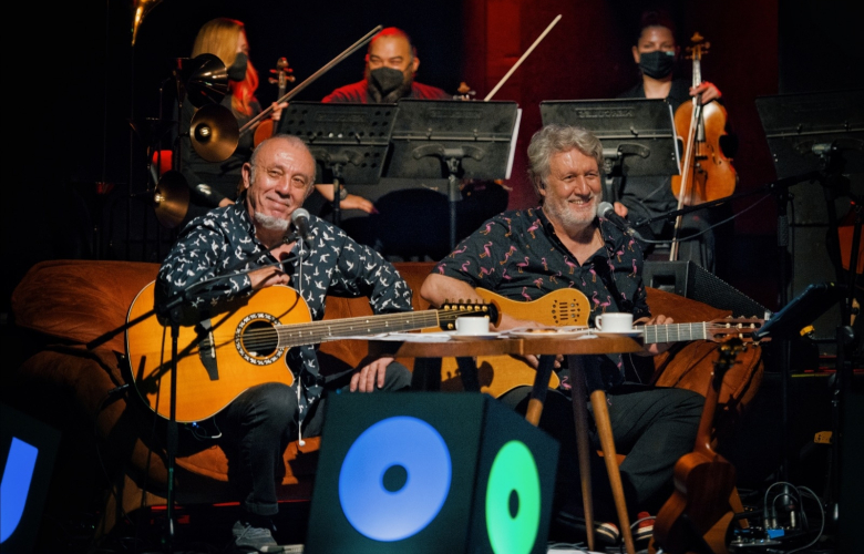 Genç Müzisyenler Gündoğarken İle Şarkılar Söylüyor.