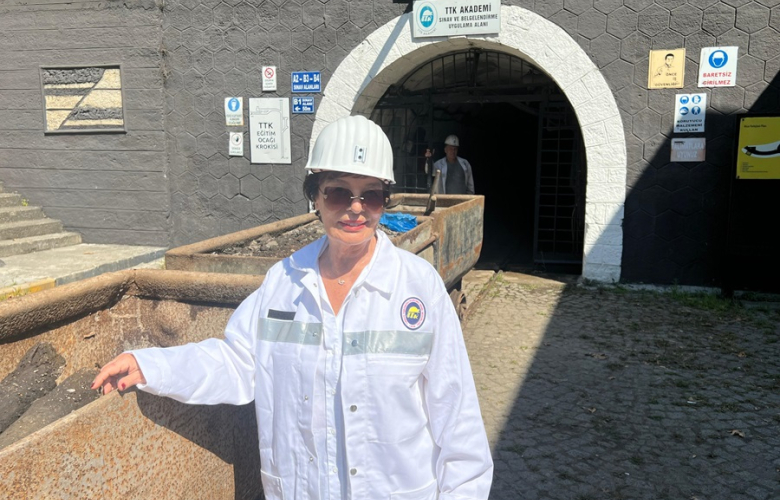 HÜLYA KOÇYİĞİT, 56 YIL SONRA “KADIN ASLA UNUTMAZ” FİLMİYLE ZONGULDAK’TA