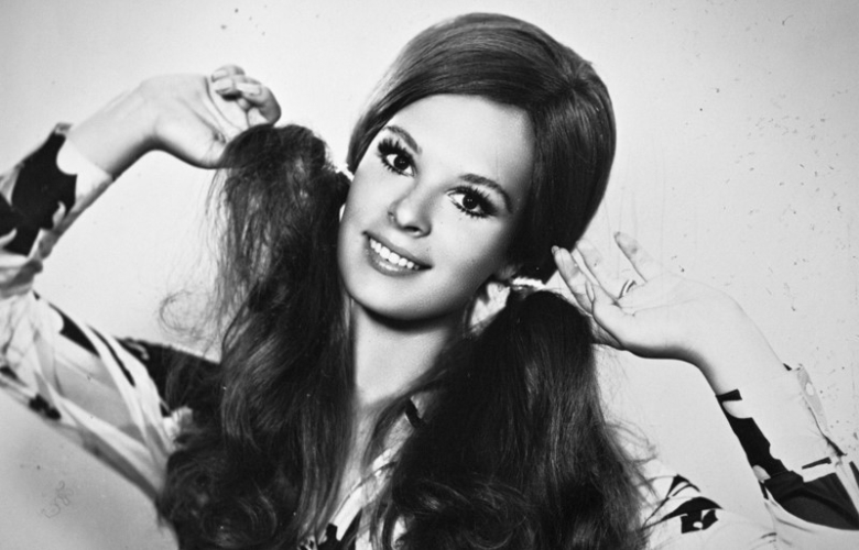 Hülya Koçyiğit bir taraftan beşik sallayıp, bir taraftan dünyayı sallamıştır!