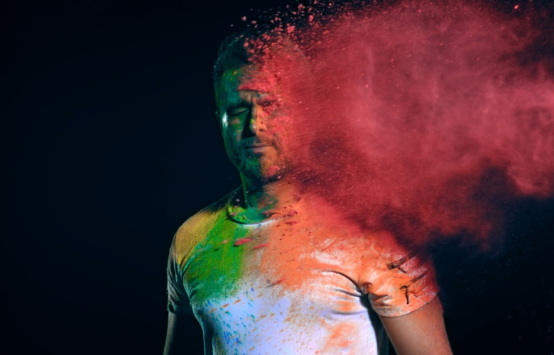 Klip çekiminde kullanılan boya, hem 1 ay üzerinden çıkmadı, hem de enfeksiyona yol açtı.