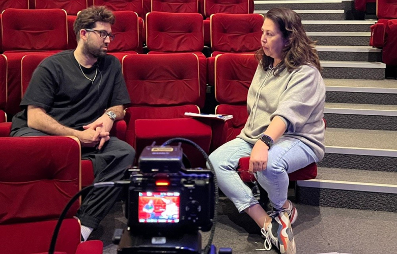 Seyhan Erdağ'la UpStage'in konuğu DOĞU DEMİRKOL: "Komediye yakışır şekilde birbirlerini gömsünler"