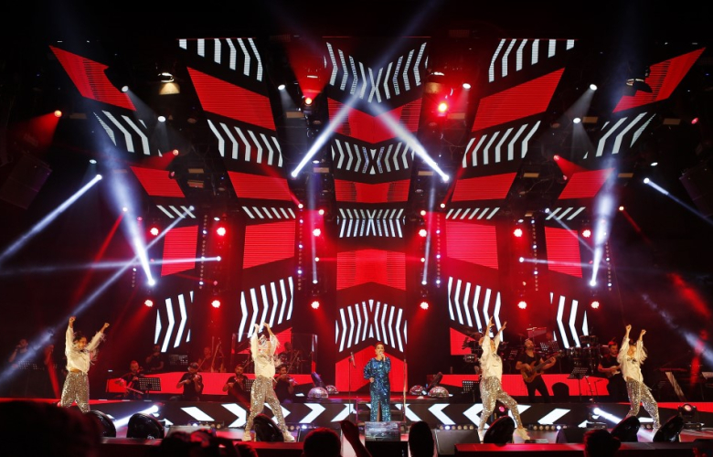 Ebru Gündeş'in Antalya sıcağındaki kostümü şaşırttı! 