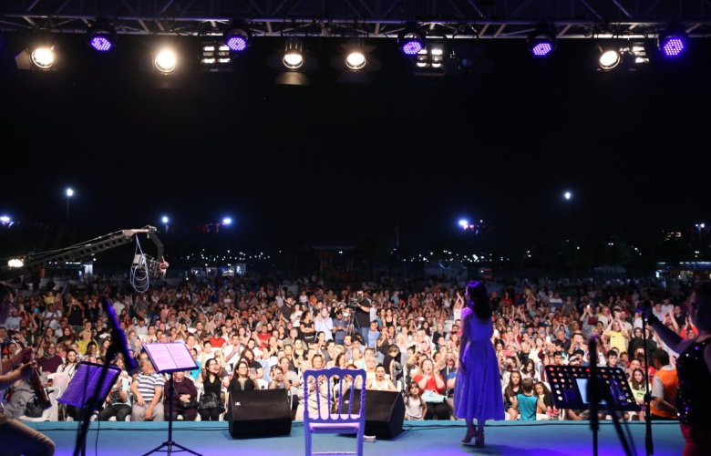 Maltepe'de İpek Açar'dan muhteşem konser! Onbinlerce kişinin karşısına çıktı!