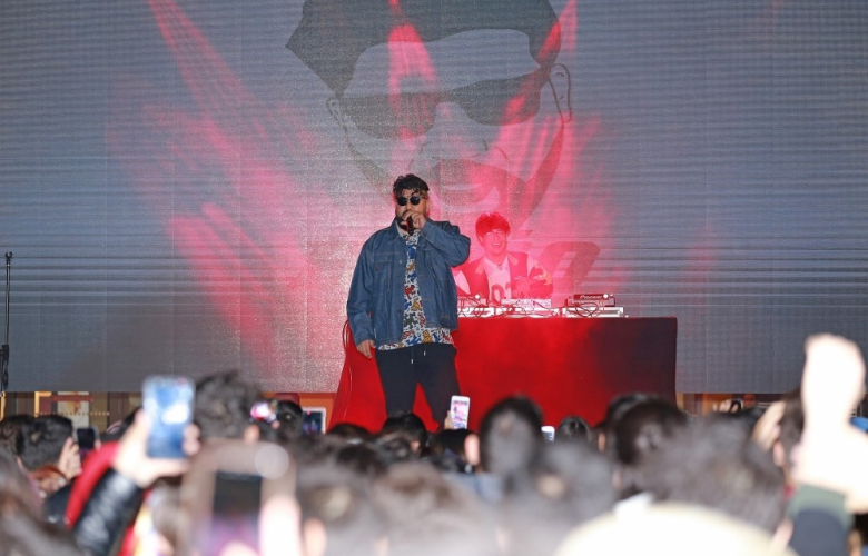 Rap'çi EYPİO, sahnede çiftetelli oynattı