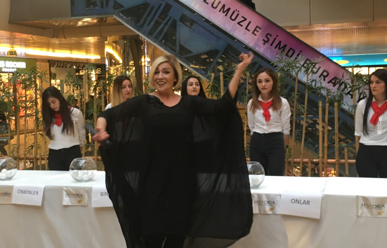 Çiğdem Tunç AVM'de araba dağıttı!