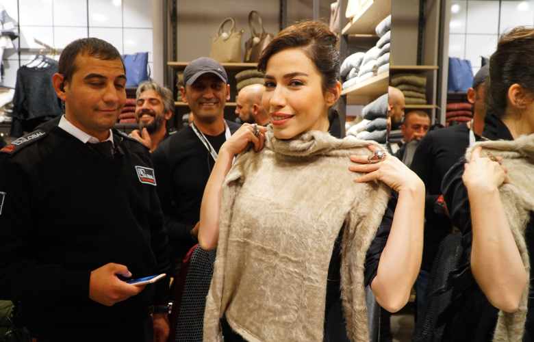 Burcu Güneş kasiyerlik yaptı!