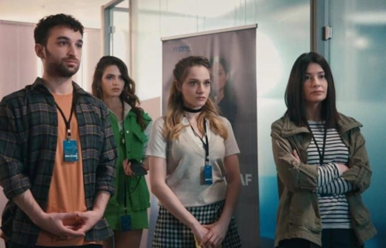 Netflix Türkiye'nin, başrollerinde Birce Akalay, Miray Daner ve İbrahim Çelikkol'un yer aldığı yeni dizisi "Kuş Uçuşu"ndan ilk fragman yayınlandı.