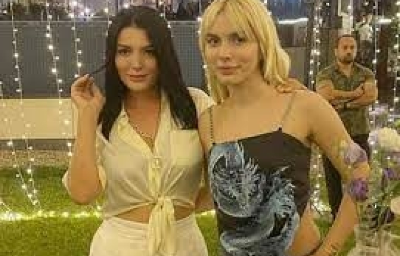 Annesiyle düet yapacak!