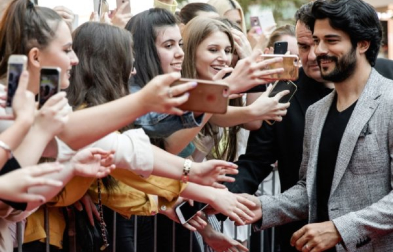 Burak Özçivit'e Slovenya'da sevgi seli