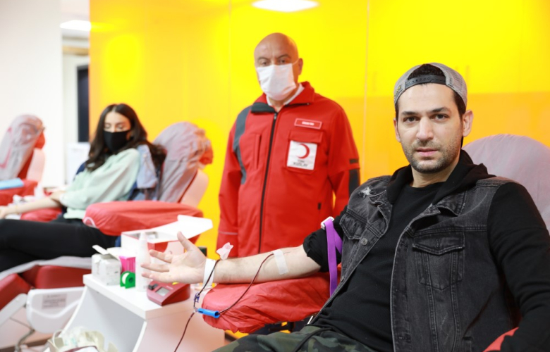 Hem kan verdi, hem kan bağışı çağrısı yaptı. Murat Yıldırım'dan Kızılay'a destek. 