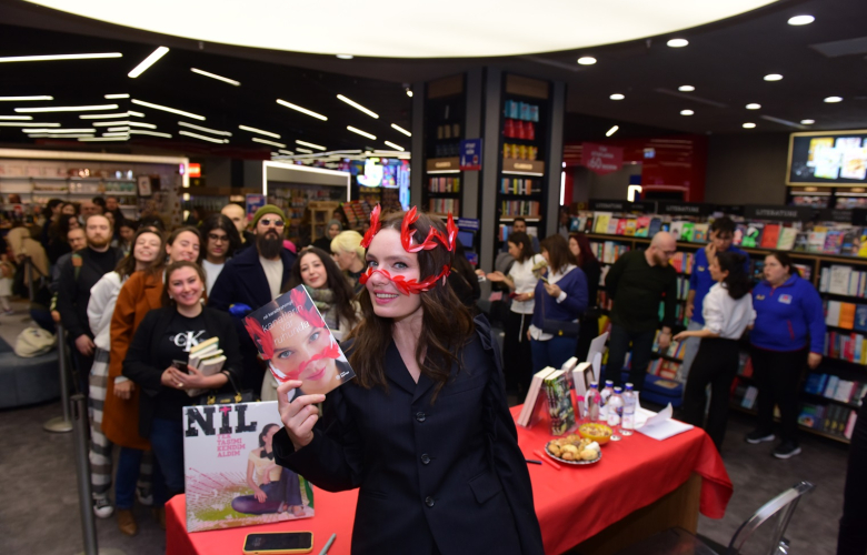 Nil Karaibrahimgil'in  ilk imza gününde uzun kuyruklar oluştu