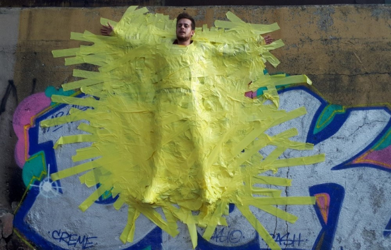 60 koli bandıyla 3 saat asılı kaldı