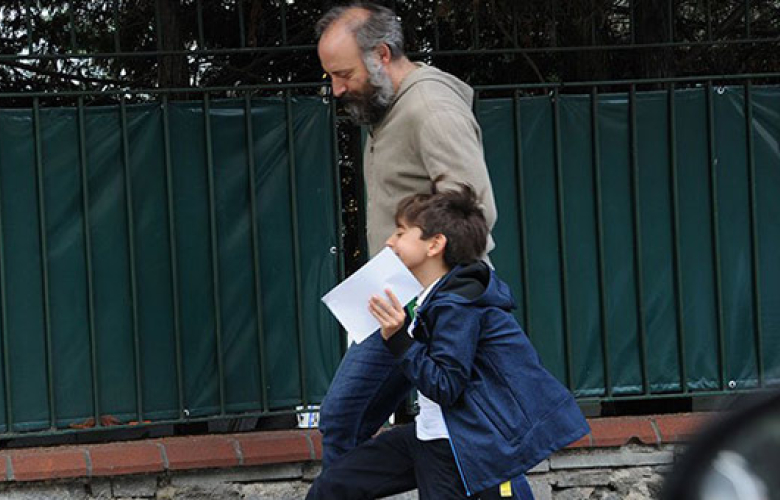 Halit Ergenç, okul çıkışı oğlunu aldı