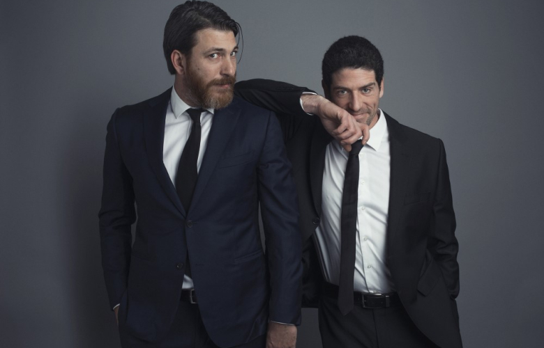 Cemal Hünal ve Onur Şenay. Evden canlı yayınla tiyatro oyunu oynayacaklar... 