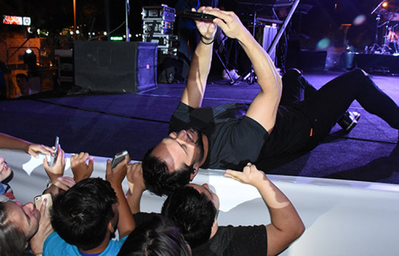 Özgün'den sahnede yere yatarak selfie!