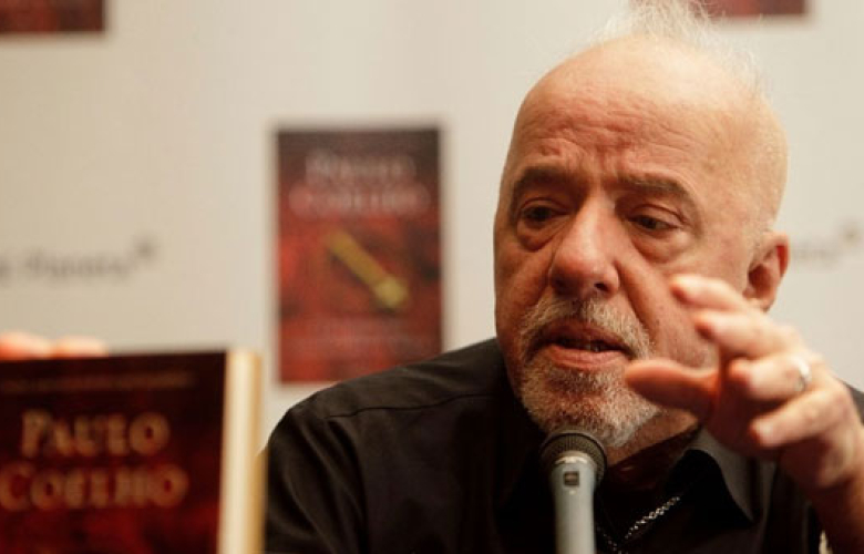 Paulo Coelho'dan Mesut Özil'e destek: "Daima kazanan sen olacaksın"